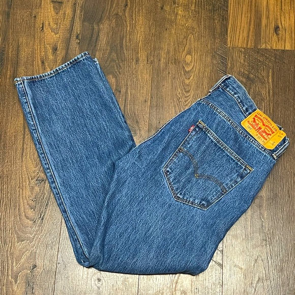 Men’s Levi’s Button Fly 501 Jeans Traditional Blue Denim Attached Tag W35 L30 - Picture 2 of 10